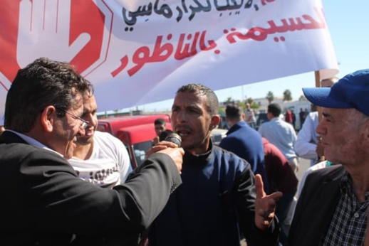 أبرشان يثور في وجه مندوب الصيد ويقود إحتجاجا للصيادين أمام المندوبية أبرشان يثور في وجه مندوب الصيد ويقود إحتجاجا للصيادين أمام المندوبية