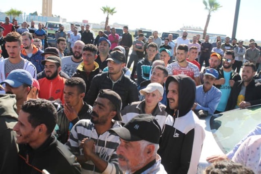 أبرشان يثور في وجه مندوب الصيد ويقود إحتجاجا للصيادين أمام المندوبية 
