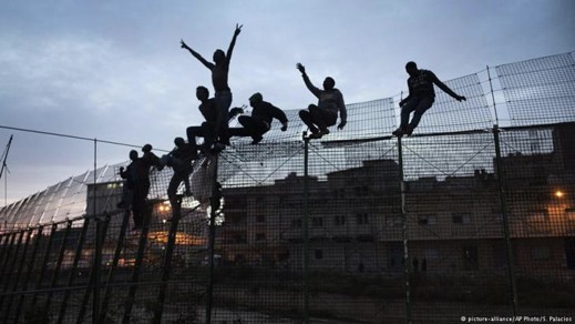 وفد من البرلمان الأوربي يتفقد الأسوار الشائكة بمليلية من أجل الوقوف على أوضاع المهاجرين