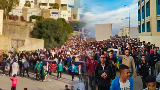 حشود غفيرة تشيّع جثمان والدة معتقل "حراك الريف" بلال أهباض وسط غياب الأخير عن حضور الجنازة حشود غفيرة تشيّع جثمان والدة معتقل "حراك الريف" بلال أهباض وسط غياب الأخير عن حضور الجنازة