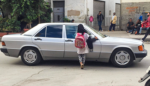 طفلة في عمر البراءة تشد انتباه الناظوريين.. تبيع "المناديل" للحصول على دريهمات لأجل متابعة دراستها طفلة في عمر البراءة تشد انتباه الناظوريين.. تبيع "المناديل" للحصول على دريهمات لأجل متابعة دراستها