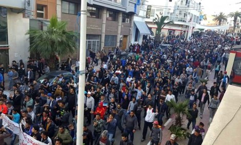 مسيرة شعبية بـ"تماسينت" بعد تشييع جثاميْ شابين لقيا مصرعهما إثر غرق قارب للهجرة السرية مسيرة شعبية بـ"تماسينت" بعد تشييع جثاميْ شابين لقيا مصرعهما إثر غرق قارب للهجرة السرية