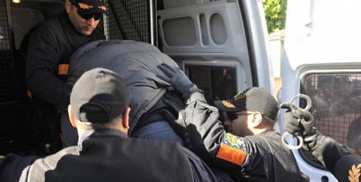 الفرقة الوطنية تحل بجهة الشرق وتلقي القبض على 26 شخصا ضمنهم جزائريين متورطون في الهجرة السرية الفرقة الوطنية تحل بجهة الشرق وتلقي القبض على 26 شخصا ضمنهم جزائريين متورطون في الهجرة السرية