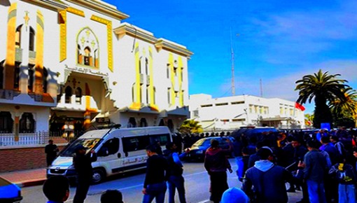 ابتدائية الحسيمة تُسلم 7 قاصرين لأولياء أمورهم بعد متابعتهم على خلفية حراك الريف ابتدائية الحسيمة تُسلم 7 قاصرين لأولياء أمورهم بعد متابعتهم على خلفية حراك الريف