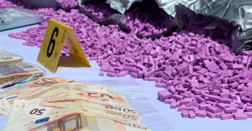 الشرطة تجهض محاولة لإغراق الناظور بالقرقوبي وتحجز حوالي 173 ألف قرص من الاكستازي الشرطة تجهض محاولة لإغراق الناظور بالقرقوبي وتحجز حوالي 173 ألف قرص من الاكستازي