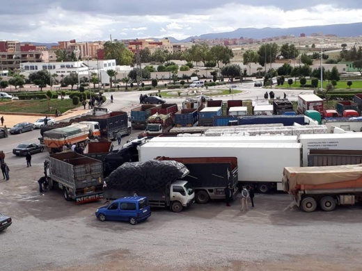 تمديد مدة إضراب سائقي الشاحنات يستنفر السلطات الأمنية بالعروي تمديد مدة إضراب سائقي الشاحنات يستنفر السلطات الأمنية بالعروي