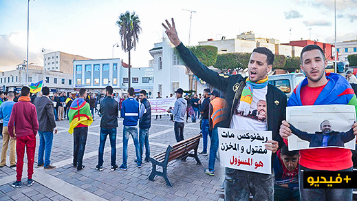 نشطاء أمازيغ وحراكيون يحتجون وسط الناظور ضد اعتداء طلبة البوليساريو على طلبة الحركة الأمازيغية نشطاء أمازيغ وحراكيون يحتجون وسط الناظور ضد اعتداء طلبة البوليساريو على طلبة الحركة الأمازيغية