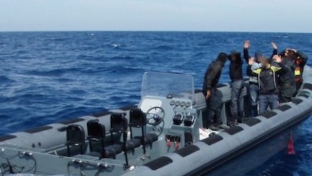 ايقاف 30 مرشحا مغربيا من بينهم ثلاث فيتات على متن قارب للهجرة السرية ايقاف 30 مرشحا مغربيا من بينهم ثلاث فيتات على متن قارب للهجرة السرية