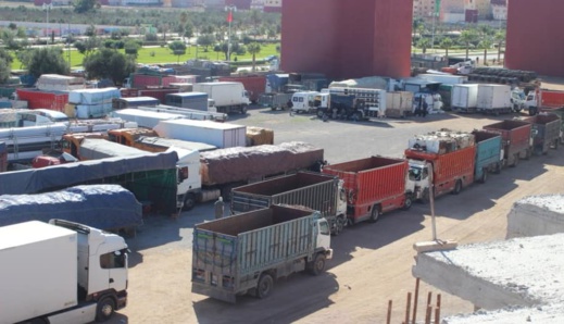 أرباب وسائقو الشاحنات يعلقون إضرابهم بعد حوار تعهدت فيه وزارة عمارة بالاستجابة لمطالبهم أرباب وسائقو الشاحنات يعلقون إضرابهم بعد حوار تعهدت فيه وزارة عمارة بالاستجابة لمطالبهم