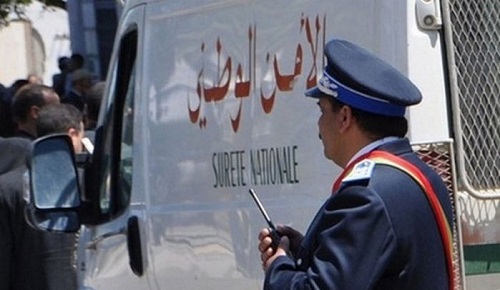 زايو.. صاحب سيارة فاخرة ينتحل صفة "شرطي" للنصب على أرباب المحلات التجارية زايو.. صاحب سيارة فاخرة ينتحل صفة "شرطي" للنصب على أرباب المحلات التجارية