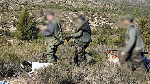 غاضبون يحاصرون برلمانيا مارس القنص العشوائي بمنطقة بني بوغافر بالناظور غاضبون يحاصرون برلمانيا مارس القنص العشوائي بمنطقة بني بوغافر بالناظور