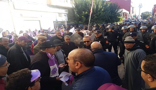 نشطاء وحقوقيون يحتجون وسط وجدة ويطالبون بفتح الحدود الأوروبية في وجه المهاجرين السريين نشطاء وحقوقيون يحتجون وسط وجدة ويطالبون بفتح الحدود الأوروبية في وجه المهاجرين السريين