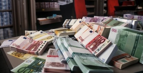 جمارك ميناء المتوسط تواصل حربها على مهربي العملة الصعبة وتحجز في عمليات متفرقة 40 ألف اورو جمارك ميناء المتوسط تواصل حربها على مهربي العملة الصعبة وتحجز في عمليات متفرقة 40 ألف اورو