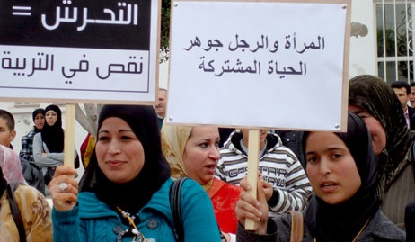 مغربيات يطلقن حملة على "فايسبوك" تروم استعمال الصفارات في حق المتحرشين بهن مغربيات يطلقن حملة على "فايسبوك" تروم استعمال الصفارات في حق المتحرشين بهن