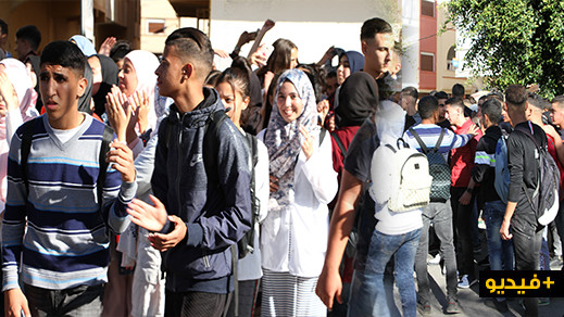 تلاميذ الناظور يخرجون في مسيرة احتجاجية لإسقاط الساعة الجديدة تلاميذ الناظور يخرجون في مسيرة احتجاجية لإسقاط الساعة الجديدة