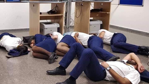 بالفيديو.. "ريان إير" تطرد ستة موظفين لأنهم "زيّفوا" صورة نومهم على أرضية مطار مالقا بالفيديو.. "ريان إير" تطرد ستة موظفين لأنهم "زيّفوا" صورة نومهم على أرضية مطار مالقا