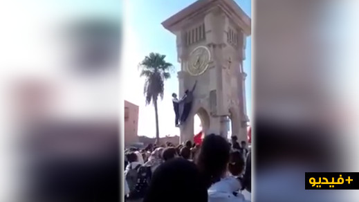 فيديو يشعل الفيسبوك.. تلاميذ مغاربة يتحدون السلطات وينقصون الساعة الإضافية من الساعة العمومية فيديو يشعل الفيسبوك.. تلاميذ مغاربة يتحدون السلطات وينقصون الساعة الإضافية من الساعة العمومية