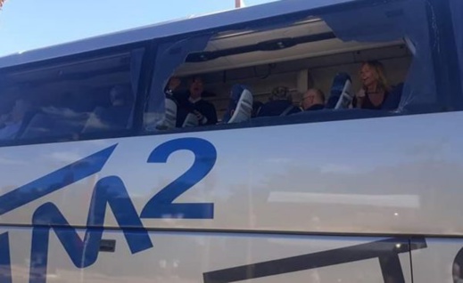 بالصور.. تلاميذ يخربون حافلة سياحية بسبب التوقيت الجديد ويثيرون الهلع وسط السياح بالصور.. تلاميذ يخربون حافلة سياحية بسبب التوقيت الجديد ويثيرون الهلع وسط السياح