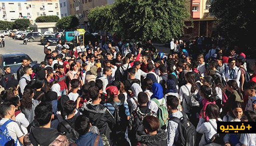 تلامذة الناظور يواصلون إحتجاجهم ضد "التوقيت المعدّل" لليوم الرابع ويطالبون بالعودة إلى ساعة غرينيتش تلامذة الناظور يواصلون إحتجاجهم ضد "التوقيت المعدّل" لليوم الرابع ويطالبون بالعودة إلى ساعة غرينيتش
