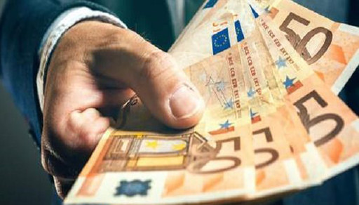 بينهم مغاربة.. عمال يتلقون مكافأة 30 ألف يورو عن طريق الخطأ بينهم مغاربة.. عمال يتلقون مكافأة 30 ألف يورو عن طريق الخطأ