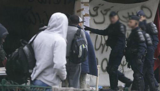 بسبب جثة مهاجر غريق.. إشتباكات عنيفة بين مهاجرين من دول الصحراء وجزائريين بسبب جثة مهاجر غريق.. إشتباكات عنيفة بين مهاجرين من دول الصحراء وجزائريين