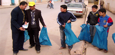 حملة بيئة تخلص شوارع بن الطيب من نفاياتها حملة بيئة تخلص شوارع بن الطيب من نفاياتها