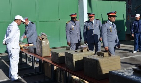 بعد تشديد الخناق عليهم في الريف.. بارونات المخدرات ينقلون تجارتهم لمدن الداخل بعد تشديد الخناق عليهم في الريف.. بارونات المخدرات ينقلون تجارتهم لمدن الداخل