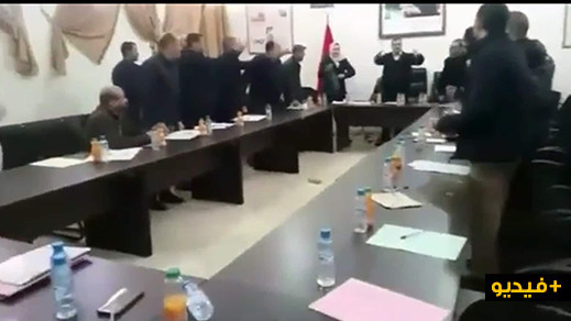 مهزلة.. تراشق بالقنينات بين أعضاء مجلس جماعة بني شيكر بسبب خلاف حول حافلة نقل الطلبة  