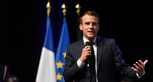 الرئيس الفرنسي يدعو حركة السترات الصفراء للحوار بعد 4 ايام من الإحتجاجات شلت فرنسا جزئيا الرئيس الفرنسي يدعو حركة السترات الصفراء للحوار بعد 4 ايام من الإحتجاجات شلت فرنسا جزئيا