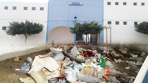 بالصور.. غرق مرفق السوق الأسبوعي بـ"ابن الطيب" في الأزبال والقذارة يسائل المجلس الجماعي عن دوره بالصور.. غرق مرفق السوق الأسبوعي بـ"ابن الطيب" في الأزبال والقذارة يسائل المجلس الجماعي عن دوره