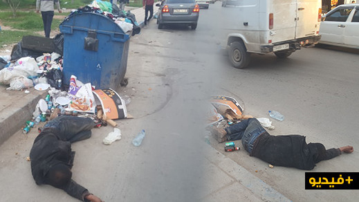 في مشهد حاط بالكرامة الإنسانية.. مشرد ينام قرب حاوية تفيض بالأزبال وسط الناظور 