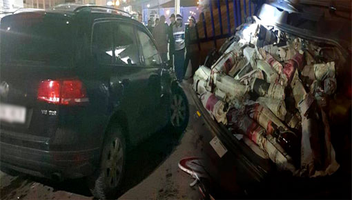 محاولة توقيف جمارك معبر بني انصار سيارة فارهة محملة بكمية من الخمور تنتهي بحادثة سير