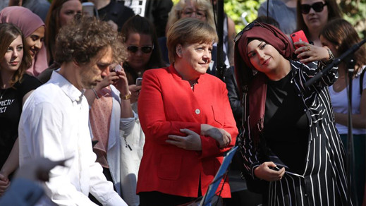 وزير الداخلية الألماني يطالب المسلمين بفك ارتباطهم بالنفوذ الخارجي والإعتماد على أنفسهم في التنظيم وزير الداخلية الألماني يطالب المسلمين بفك ارتباطهم بالنفوذ الخارجي والإعتماد على أنفسهم في التنظيم