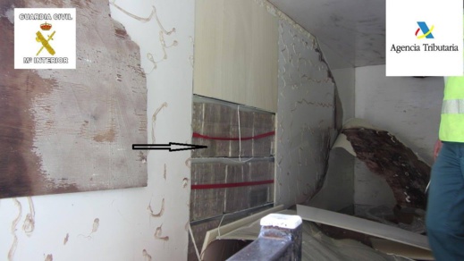 بالصور.. توقيف شاحنة بميناء مدينة مليلية على متنها 320 كيلوغرام من الحشيش بالصور.. توقيف شاحنة بميناء مدينة مليلية على متنها 320 كيلوغرام من الحشيش