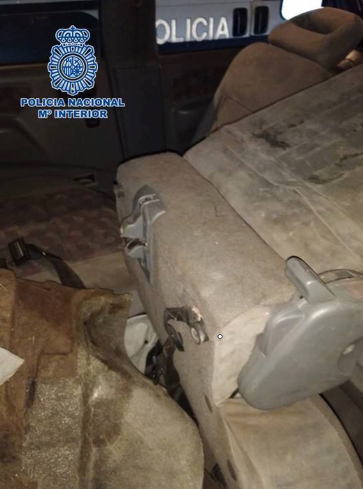 بالصور.. إنقاذ ثلاثة مهاجرين تركهم "مهرب" داخل سيارة رباعية الدفع في منطقة نائية بمليلية بالصور.. إنقاذ ثلاثة مهاجرين تركهم "مهرب" داخل سيارة رباعية الدفع في منطقة نائية بمليلية