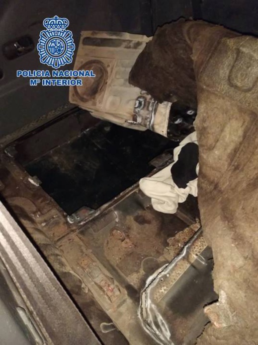 بالصور.. إنقاذ ثلاثة مهاجرين تركهم "مهرب" داخل سيارة رباعية الدفع في منطقة نائية بمليلية بالصور.. إنقاذ ثلاثة مهاجرين تركهم "مهرب" داخل سيارة رباعية الدفع في منطقة نائية بمليلية