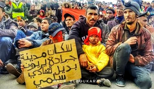 ابتدائية وجدة توزّع "ربع قرن" على معتقلي حراك "السندريات" بجرادة