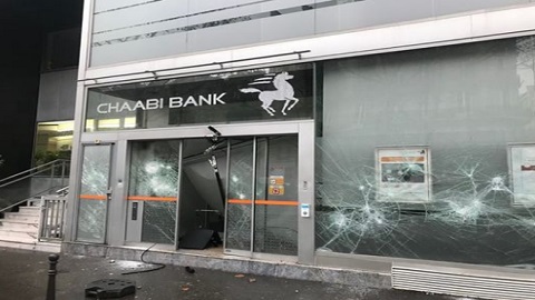 صور.. إحدى وكالات "البنك الشعبي" وسط العاصمة باريس تتعرض للتخريب والنهب صور.. إحدى وكالات "البنك الشعبي" وسط العاصمة باريس تتعرض للتخريب والنهب