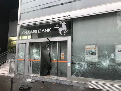 صور.. إحدى وكالات "البنك الشعبي" وسط العاصمة باريس تتعرض للتخريب والنهب صور.. إحدى وكالات "البنك الشعبي" وسط العاصمة باريس تتعرض للتخريب والنهب
