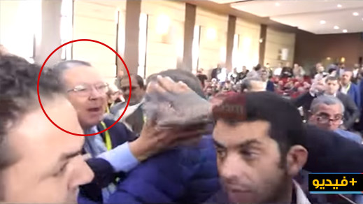 القيادي الريفي "الفاضيلي" يدخل في اشتباك بالأيدي مع قيادي حركي بعدما نعته بـ"الشفار" وهدده بالضرب القيادي الريفي "الفاضيلي" يدخل في اشتباك بالأيدي مع قيادي حركي بعدما نعته بـ"الشفار" وهدده بالضرب