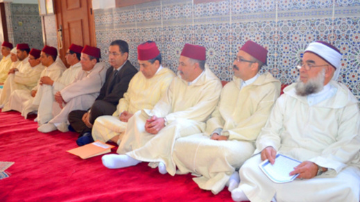 لجنة ملكية تسلم هبة مالية للزاوية العلاوية الدرقاوية الشاذلية بالحسيمة لجنة ملكية تسلم هبة مالية للزاوية العلاوية الدرقاوية الشاذلية بالحسيمة