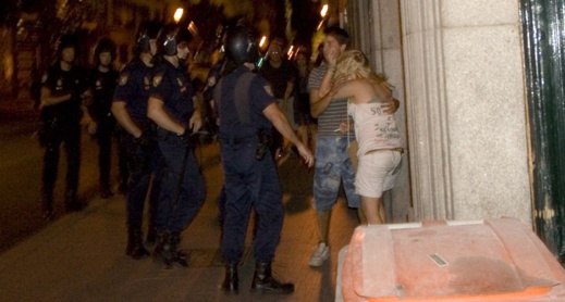 الشرطة الاسبانية تلقي القبض على عشرينية مغربية بتهمة قتل ابنتها الشرطة الاسبانية تلقي القبض على عشرينية مغربية بتهمة قتل ابنتها