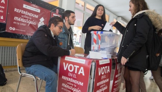 القلق يسود الجالية المغربية بإسبانيا بعد فوز حزب "فاشي" في الانتخابات بالأندلس القلق يسود الجالية المغربية بإسبانيا بعد فوز حزب "فاشي" في الانتخابات بالأندلس