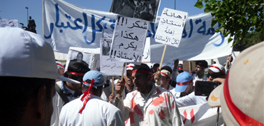 الآلاف يحتجون على اخشيشن لتعنيف الأساتذة الآلاف يحتجون على اخشيشن لتعنيف الأساتذة