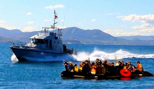 البحرية الملكية توقف 7 مرشحين للهجرة السرية ينحدرون من مدينة الحسيمة وسط البحر