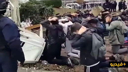 شاهدوا.. الشرطة الفرنسية تحتجز عشرات التلاميذ بشكل مهين لمنعهم من التظاهر