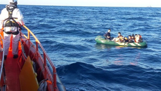 البحرية الإسبانية تُنقذ 8 قاصرين مغاربة كانوا على متن قارب مطاطي قرب أطريفة