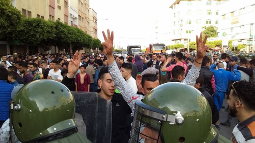 نشطاء يحتجون بالعروي للمطالبة برحيل قائد مقاطعة نشطاء يحتجون بالعروي للمطالبة برحيل قائد مقاطعة