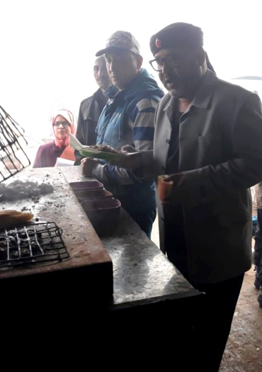 بالصور.. شبيه للملك محمد السادس ينتحل صفته ويتجول وسط المواطنين ويلتقط صورا معهم بالصور.. شبيه للملك محمد السادس ينتحل صفته ويتجول وسط المواطنين ويلتقط صورا معهم