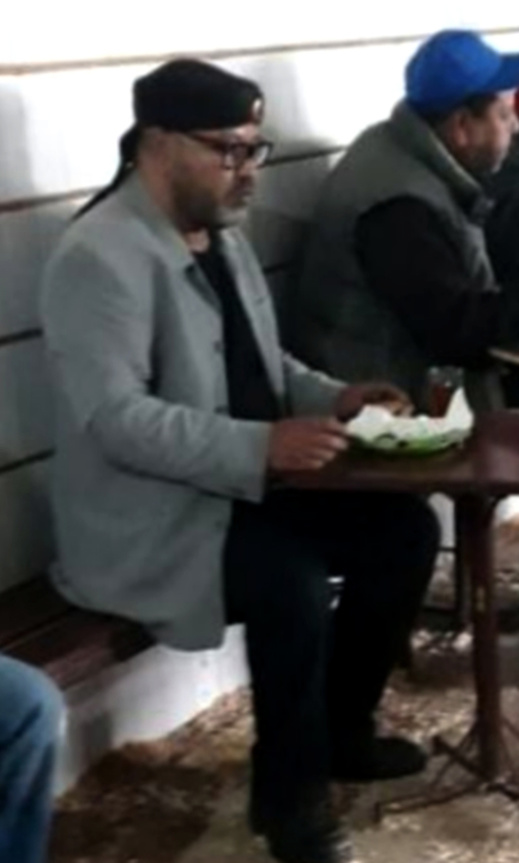 بالصور.. شبيه للملك محمد السادس ينتحل صفته ويتجول وسط المواطنين ويلتقط صورا معهم بالصور.. شبيه للملك محمد السادس ينتحل صفته ويتجول وسط المواطنين ويلتقط صورا معهم